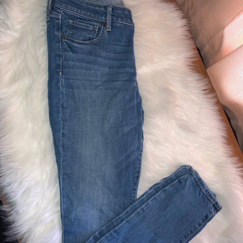 Abercrombie // denim straight leg jeans